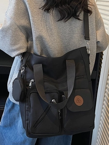 Grand sac cabas noir en nylon à poches multiples avec un petit porte-monnaie rond