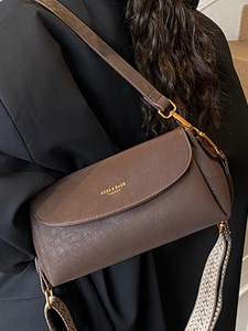 Sac bandoulière cylindrique marron vintage avec cuir texturé et sangle jacquard