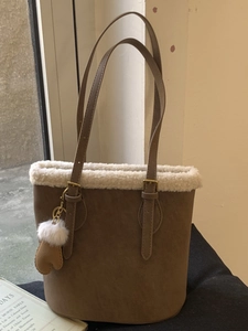 Women Vintage PU Underarm Bucket Bag Contrast Fleece Trim Large Capacity Minimalist Shoulder Bag Solid Color Winter Handbag