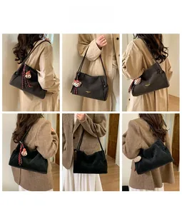 Vues multiples d'un grand sac cabas en cuir mat avec un adorable pendentif ours