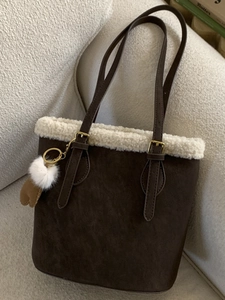 Retro deep brown tote bag with white faux fur trim and gold adjustable shoulder strap