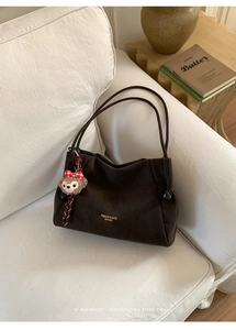 Vue détaillée de la texture du cuir synthétique marron foncé sur le sac cabas