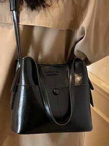 Grand sac hobo vintage noir avec finition brillante et bandoulière élégante de mode