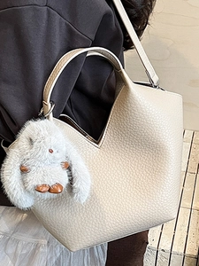 Sac à main chic en cuir litchi beige avec pendentif lapin en peluche et bandoulière