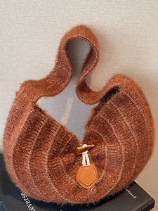 Women Niche Artistic Knitted Hobo Bag Vintage Horn Button Large Capacity Tote Shoulder Bag For Winter Daily Commute