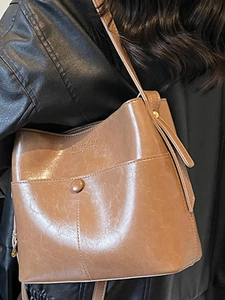 Sac seau rétro en cuir marron avec logo Fashion & Me pour le trajet hivernal