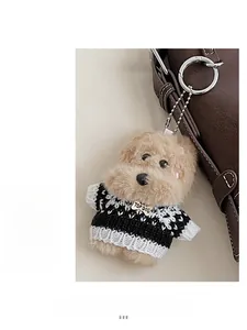 Dettaglio del ciondolo peluche a forma di cane con targhetta TOP DOG su borsa di pelle