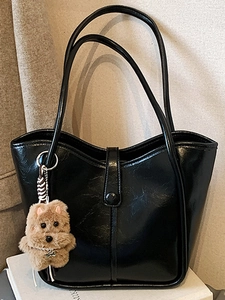 Urban Simple PU Leather Tote Bag For Women Winter Fashion Large Capacity Shoulder Bag With Plush Puppy Pendant Retro Niche Design
