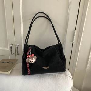 Sac à bandoulière noir mat minimaliste de grande capacité avec breloque peluche