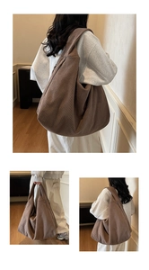 Détail du grand sac hobo en velours côtelé marron montrant la texture et la silhouette