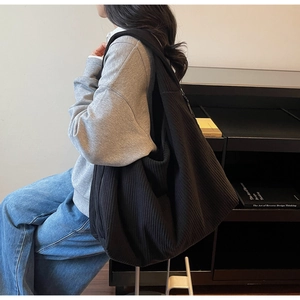 Gros plan sur le grand sac cabas noir en velours côtelé montrant la texture fine des rayures