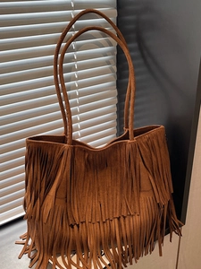 Sac fourre-tout bohème en daim caramel foncé avec longues franges et doubles anses