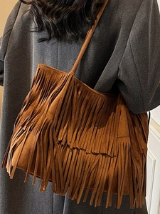 Sac bandoulière marron en similicuir suédé avec franges dans un style bohème élégant