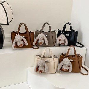 Détails de sacs seaux colorés en cuir grainé avec des breloques lapin en peluche douce