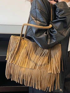 Grand sac cabas en daim marron à doubles franges pour un look bohème chic en hiver