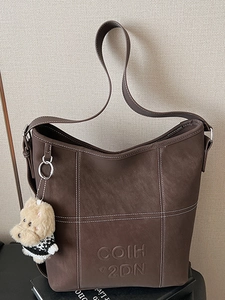 Borsa Tote in Pelle PU Retro Grande Capacità per Donna Borsa a Tracolla con Goffratura a Lettera Moda con Ciondolo in Peluche Borsa da Pendolare