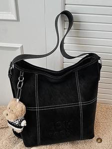 Borsa tote retrò in pelle nera con cuciture a contrasto bianche e ciondolo a forma di orso