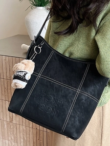 Grande borsa tote retrò nera con cuciture a contrasto e ciondolo a forma di orso