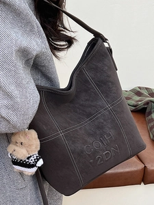 Borsa a tracolla retrò marrone con cuciture a contrasto e ciondolo a forma di orso