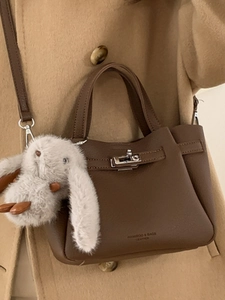 Sac seau vintage en cuir marron pour femme avec petit pendentif lapin en peluche
