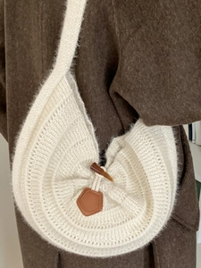 Large capacity off-white knitted shoulder bag with horn buckle and winter style texture