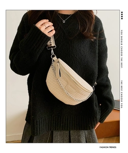 Détail du sac de poitrine tissé beige avec chaîne en métal et bandoulière jacquard géométrique