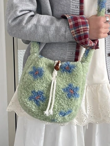 Fleece bucket bag with blue floral patterns and white drawstring for autumn winter
