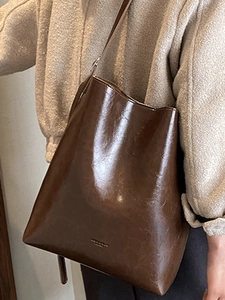 Large capacity vintage dark brown oily leather tote bag for women commuting and daily use
