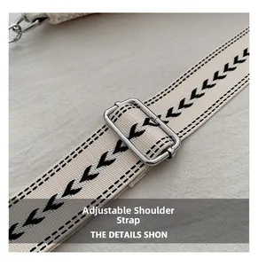 Détail de la bandoulière tissée réglable avec motif en V noir et boucle en métal argenté
