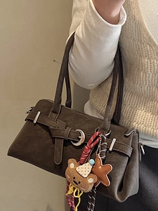 Ρετρό σκούρο καφέ ματ τσάντα ώμου με αρκουδάκι και κομψή λεπτομέρεια με αγκράφα