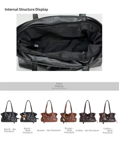 Détail du sac cabas en cuir ciré à grande capacité avec fermeture éclair et pendentif