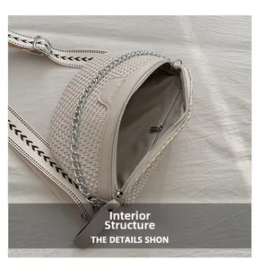 Détail de l'intérieur du sac tissé avec poche zippée et design à double bandoulière