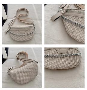 Détail du sac bandoulière tissé beige avec chaîne argentée et sangle géométrique