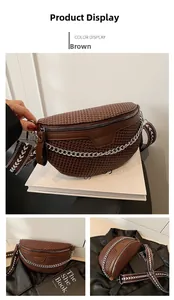 Sac de poitrine marron en pied-de-poule avec chaîne argentée et bandoulière à chevrons