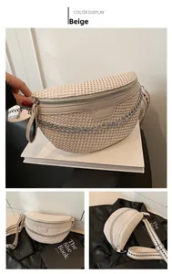 Détail du sac de poitrine en tweed beige avec chaîne métallique et sangle tissée