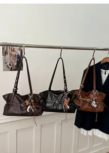 Trois sacs sous les aisselles en café noir et marron clair avec des breloques