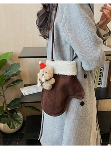 Détail du sac en peluche en forme de botte avec bordure en laine et mini ours mignon