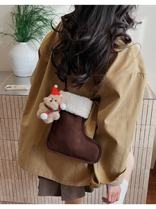 Détail du sac bandoulière botte de Noël en daim marron avec pendentif ourson