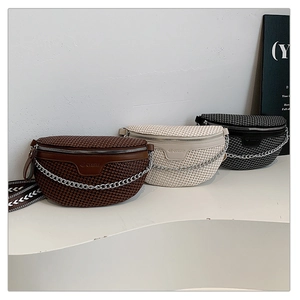 Trois sacs bandoulière tissés main en café, crème et gris avec larges sangles à motifs