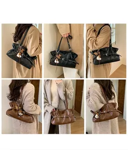 Détail des sacs à main en cuir ciré avec pendentif léopard et boucles élégantes