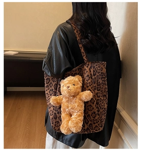 Dettaglio ravvicinato della borsa shopper leopardata con ciondolo a forma di orsetto
