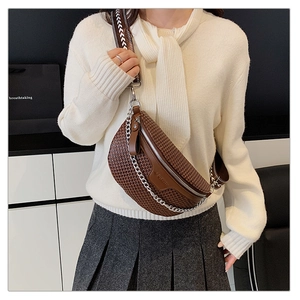 Sac de poitrine marron tissé avec bandoulière jacquard et chaîne métallique