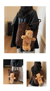 Dettaglio della borsa shopper leopardata con ciondolo a forma di orsetto sulla spalla
