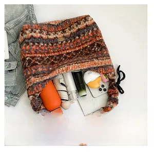 Makroaufnahme der gestreiften Plüschtasche mit großem Stauraum für den täglichen Bedarf