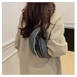 Détail du sac de poitrine en tweed à carreaux avec chaîne argentée et cuir sur modèle