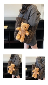 Dettaglio della borsa tote retrò in tela paisley con ciondolo a forma di orso peluche