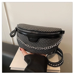 Détail du sac de poitrine tissé à carreaux gris avec chaîne argentée et large bandoulière