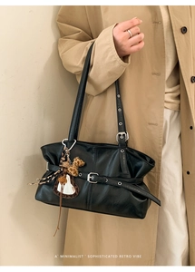 Détail du sac à bandoulière noir plissé avec charm cœur léopard et boucle vintage