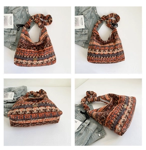 Detail der Retro-Strickmuster und des großen gerafften Schultergurts der Tasche