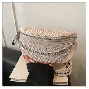 Détail du sac tressé beige avec chaîne argentée et bandoulière à motifs géométriques